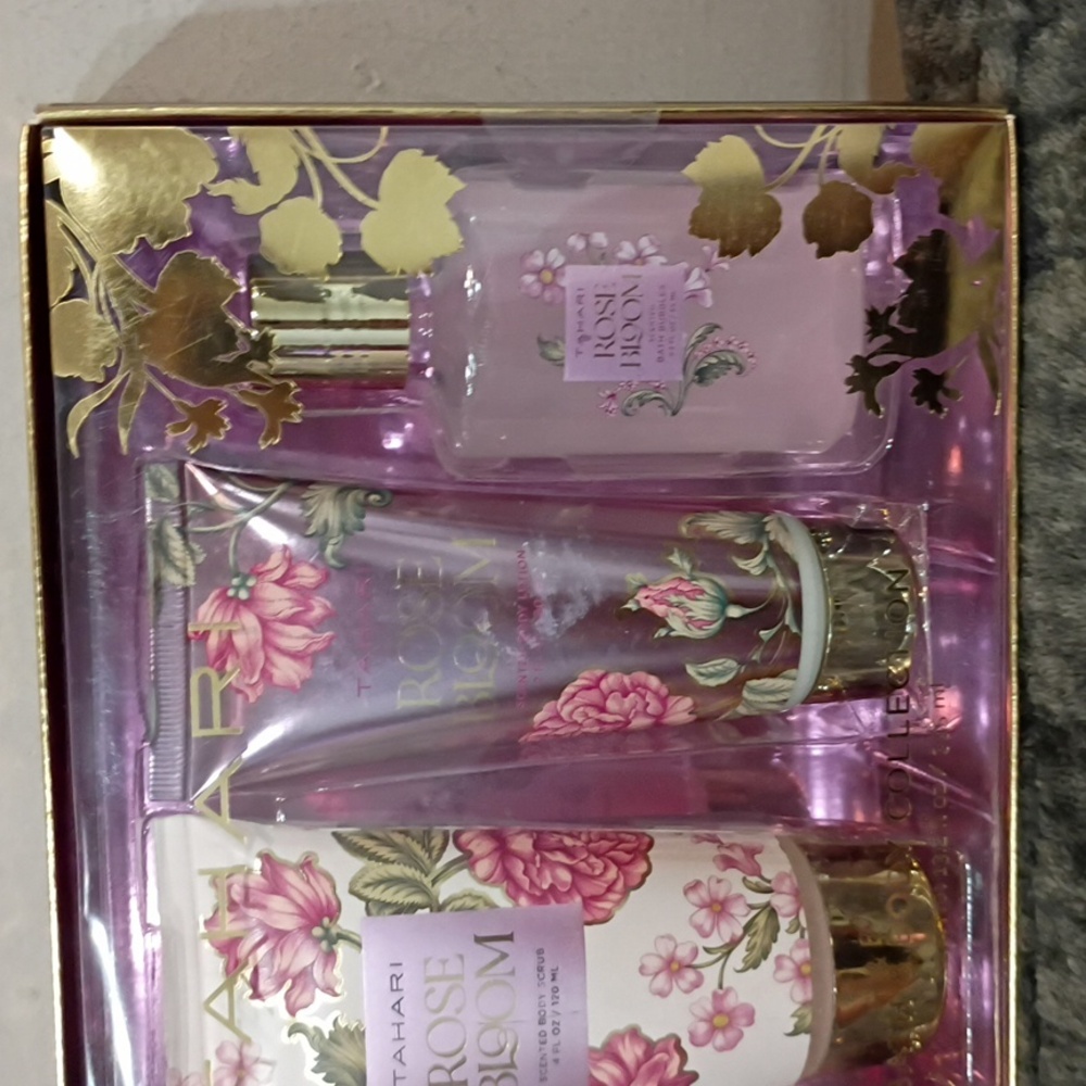 Tahari, NIB, Rose Bloom, Bath & Body Collection, 4 PIECE SET - Picture 4 of 8